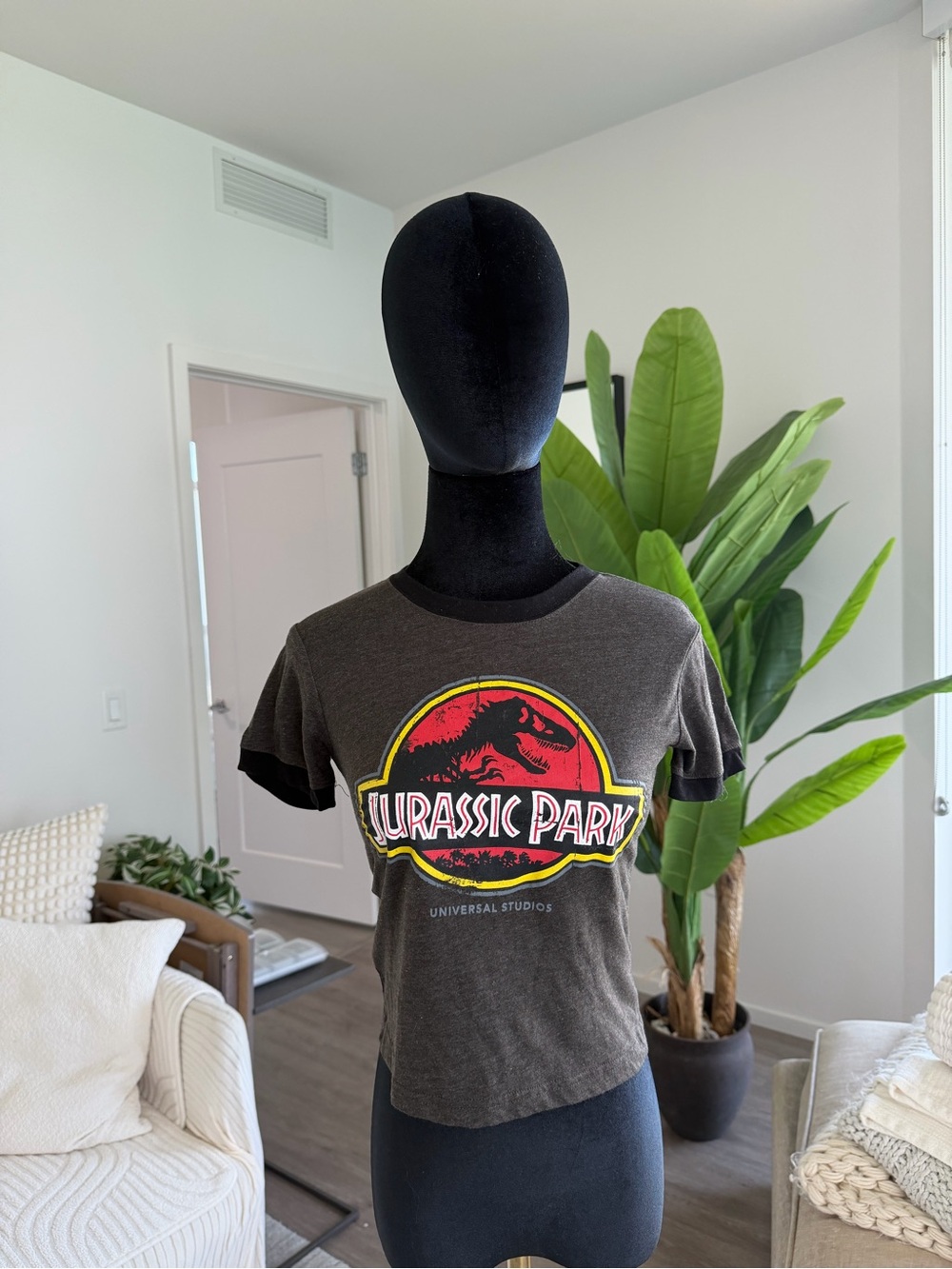 Authentic - Universal Studios - Jurassic Park T-shirt size youth XS- NEW